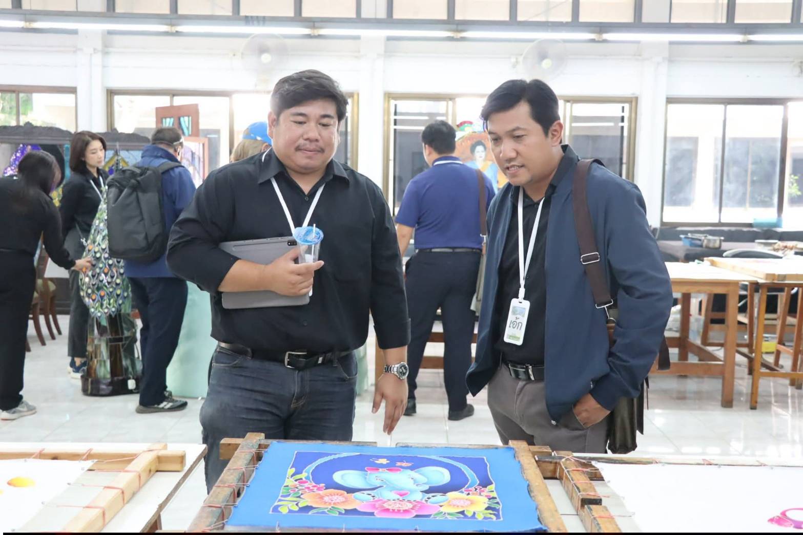 title - นางสาวสิริมา แจ้งกระจ่าง ผู้อำนวยการศูนย์ส่งเสริมและพัฒนาอาชีพเสริมนอกภาคการเกษตร ให้การต้อนรับบุคลากรในโครงการฝึกอบรมเชิงปฏิบัติการ หลักสูตรนักบริหารการชลประทานระดับต้น รุ่นที่ 30 ณ ศูนย์ส่งเสริมและพัฒนาอาชีพเสริมนอกภาคการเกษตร (ศูนย์ศิลปาชีพ บางไทรฯ (เดิม))